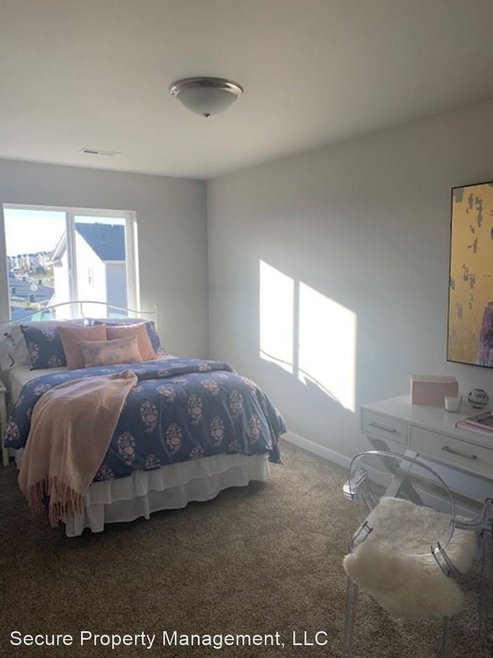 689 E Oregon Ave - Photo 2 of 8