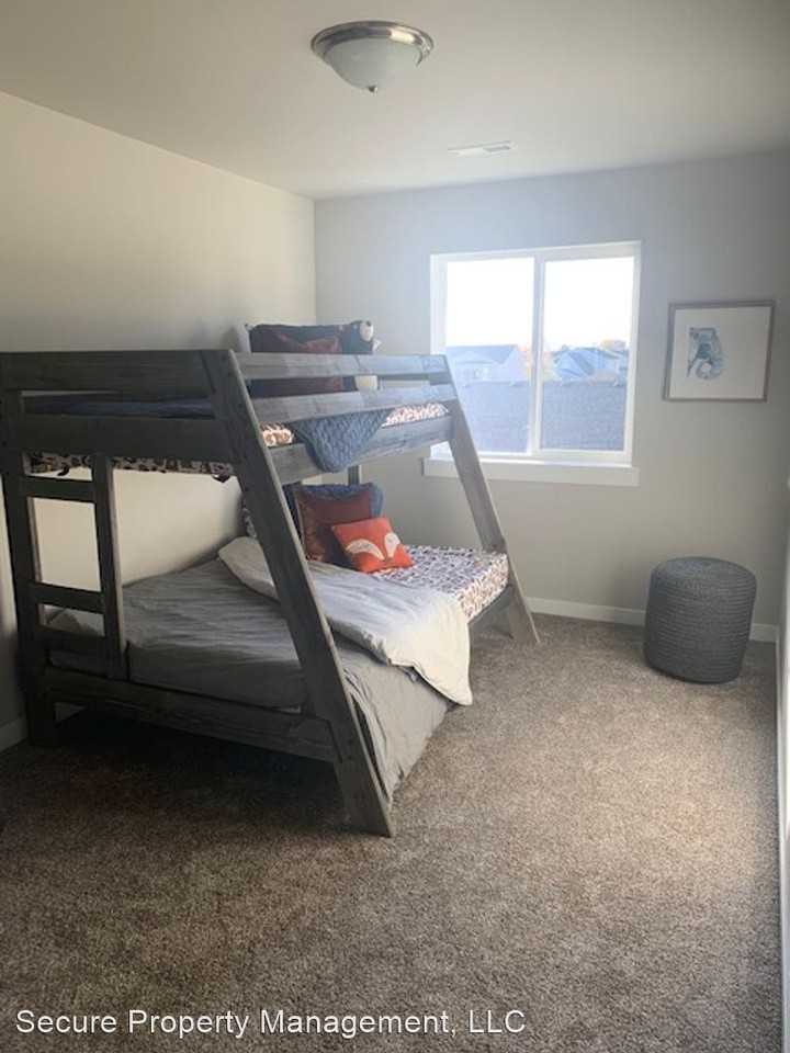 689 E Oregon Ave - Photo 3 of 8