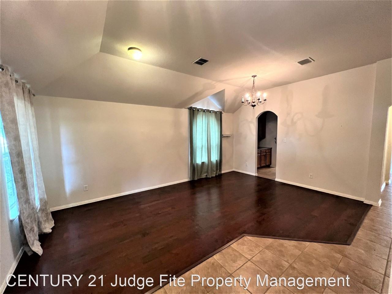 814 Rushmore Dr - Photo 2 of 11