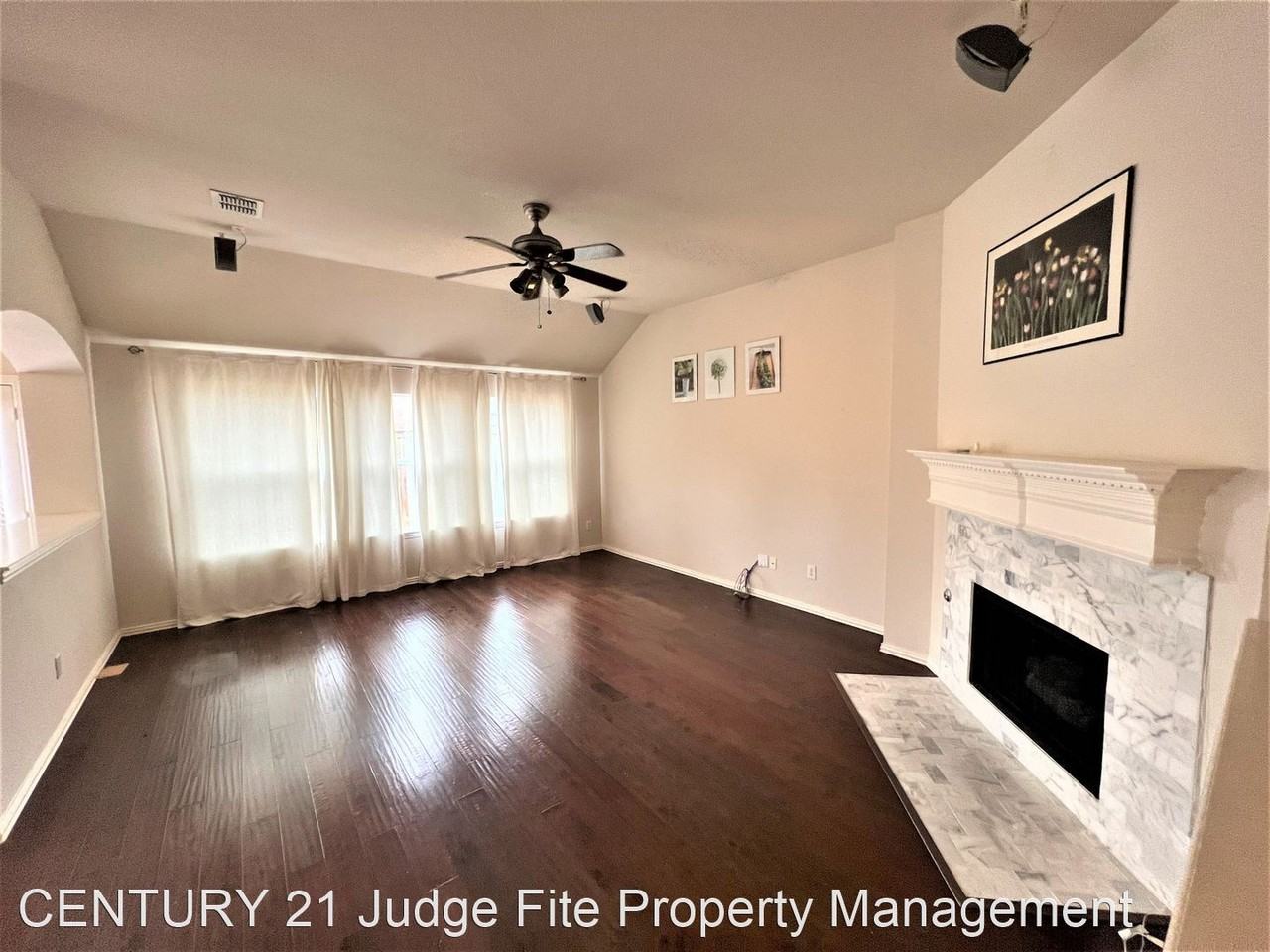 814 Rushmore Dr - Photo 3 of 11