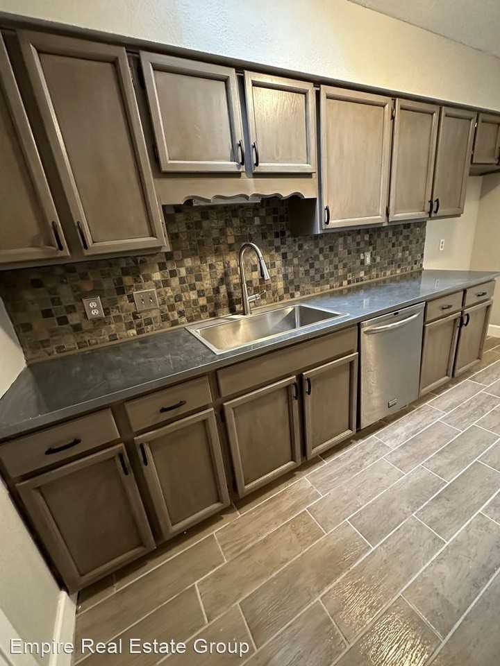 411 Crenshaw Dr - Photo 2 of 26