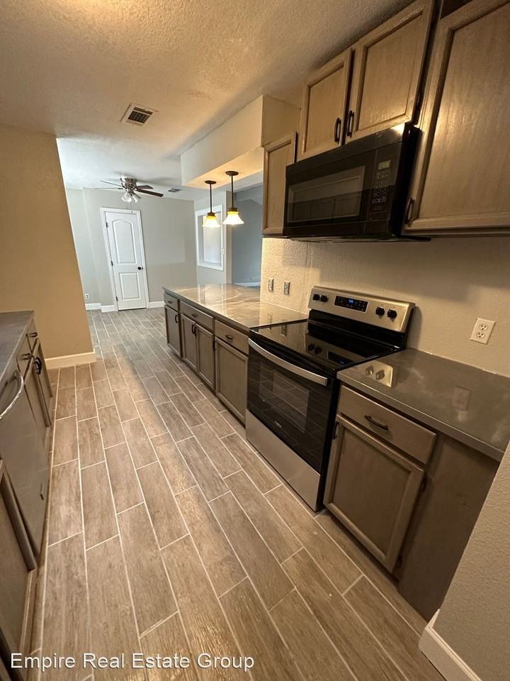 411 Crenshaw Dr - Photo 3 of 26