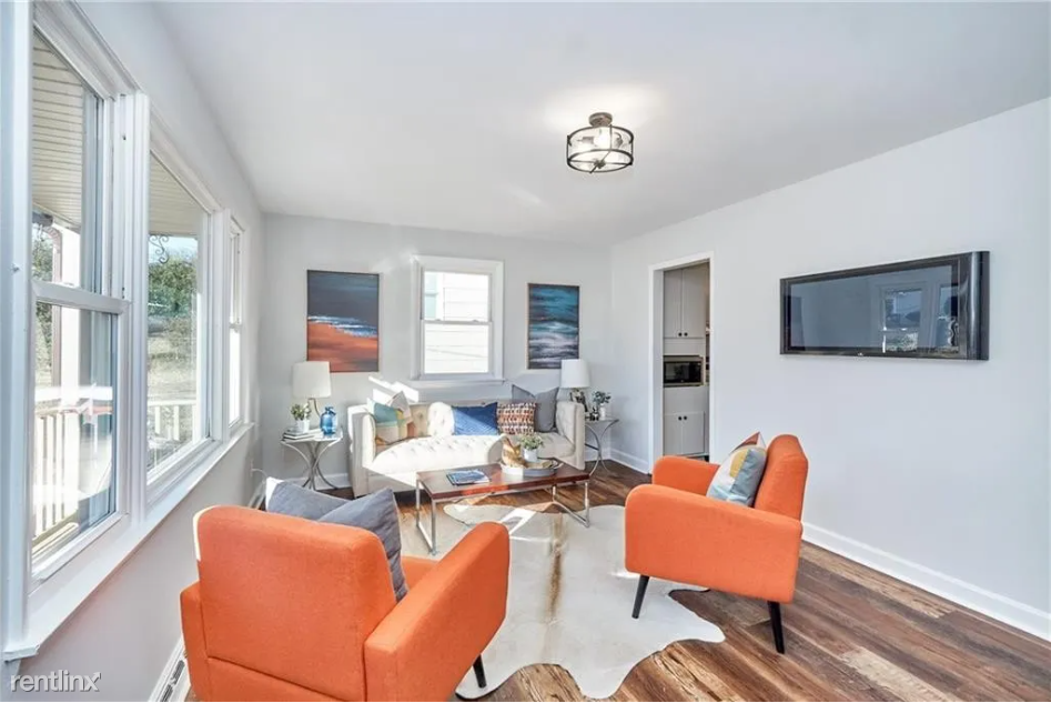 21507 Court St - Photo 3 of 28