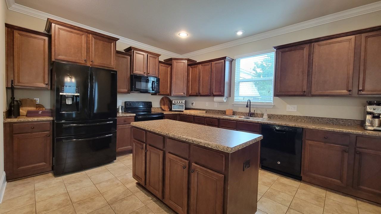 107 Mosaic Oaks Cir - Photo 2 of 25