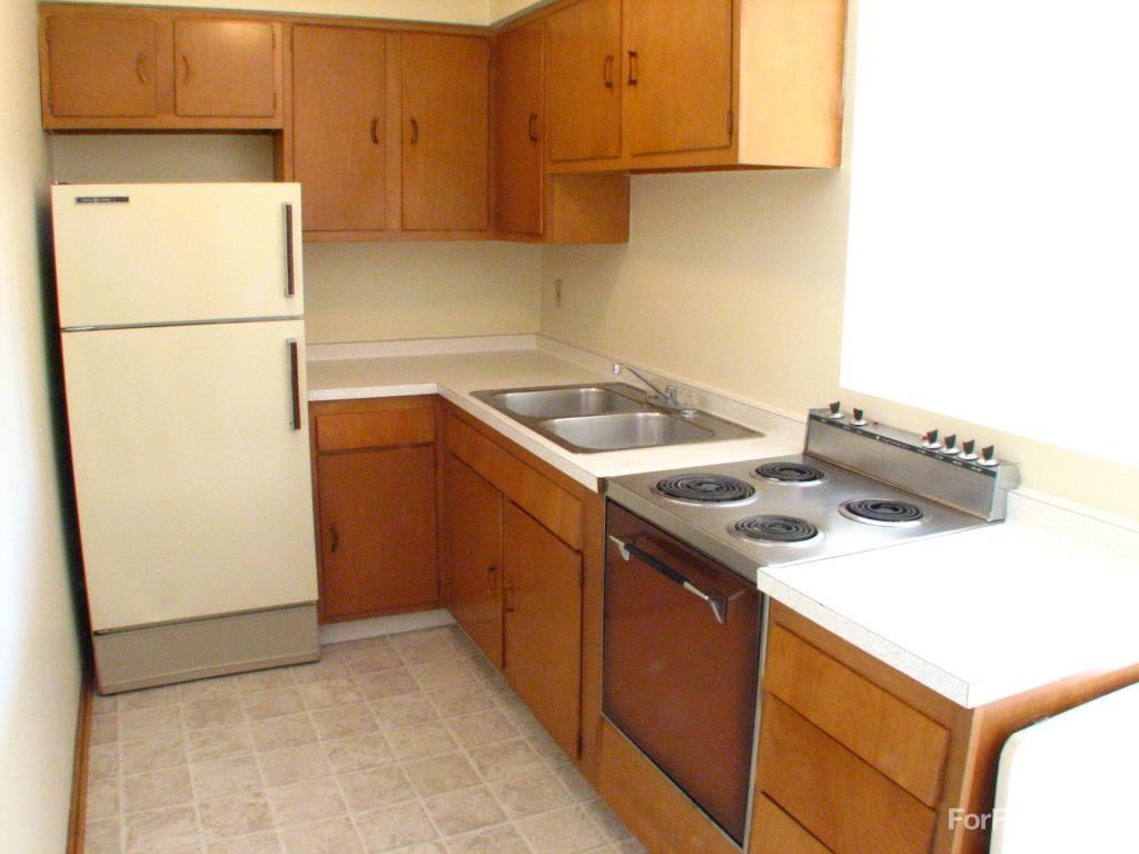 DeVille Regency Apartments - Photo 3 of 13
