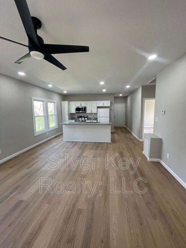 705 Eastanallee Ave - Photo 3 of 9