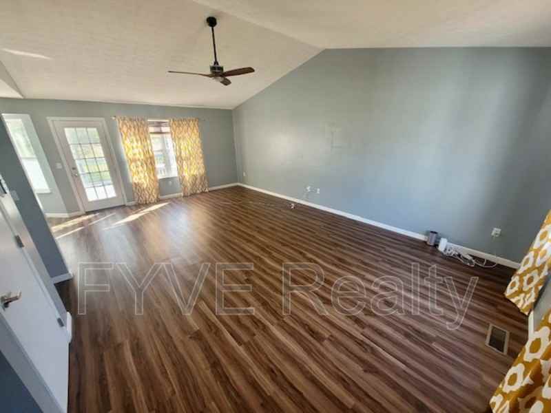 692 Infantry Dr - Photo 2 of 33