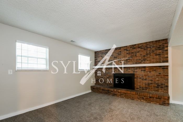 105 Timberlake Ct - Photo 2 of 14
