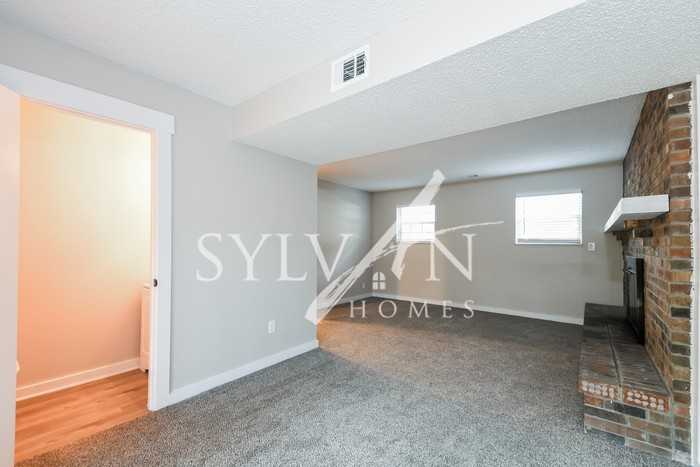 105 Timberlake Ct - Photo 3 of 14