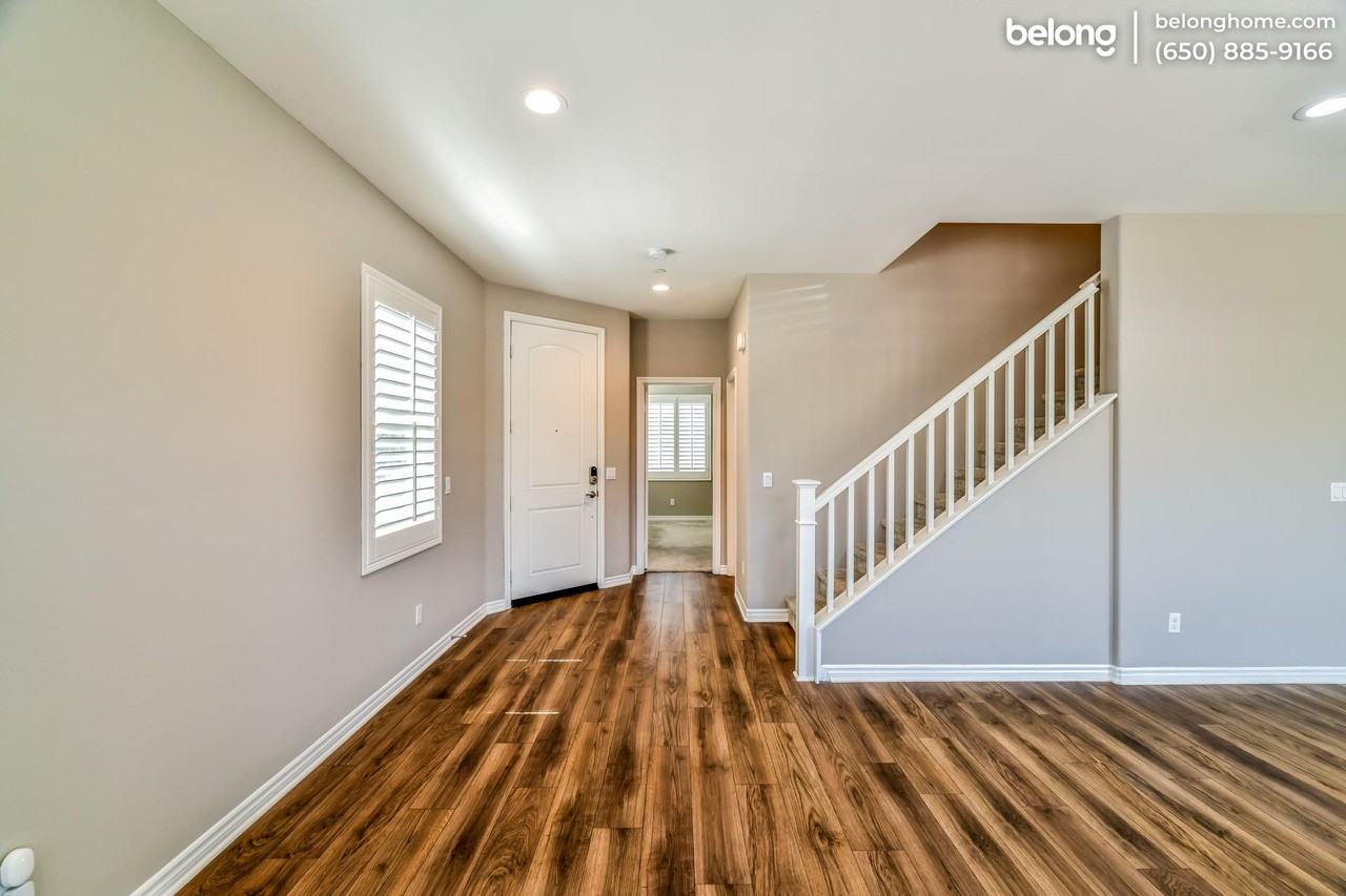 201 W 47th St - Photo 2 of 35