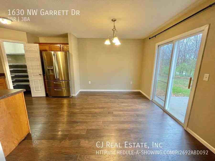 1630 Nw Garrett Dr - Photo 3 of 11
