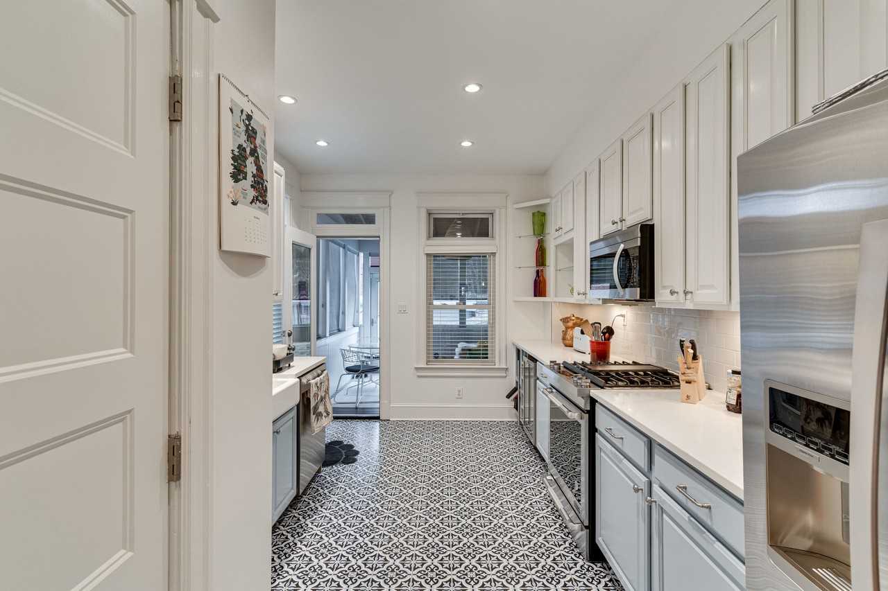 916 6th St Ne #1 - Photo 2 of 20