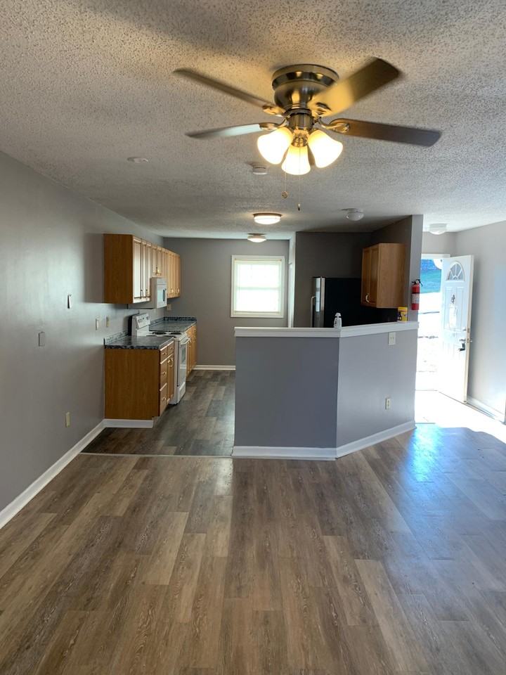 102 E 4th St #B - Photo 2 of 3