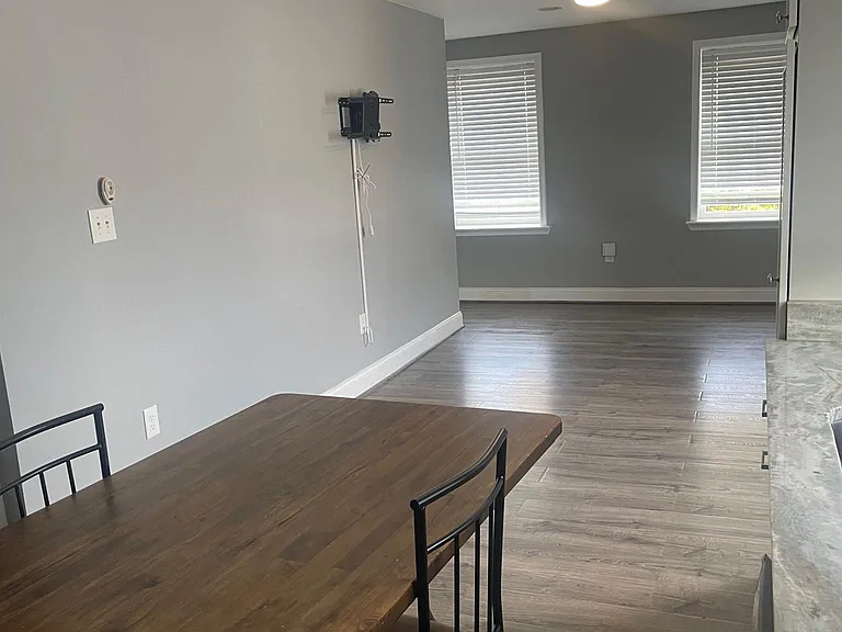 1613 W Pratt St #2 - Photo 3 of 14