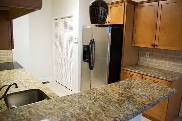 711 Elbert St Sw #NA - Photo 3 of 6