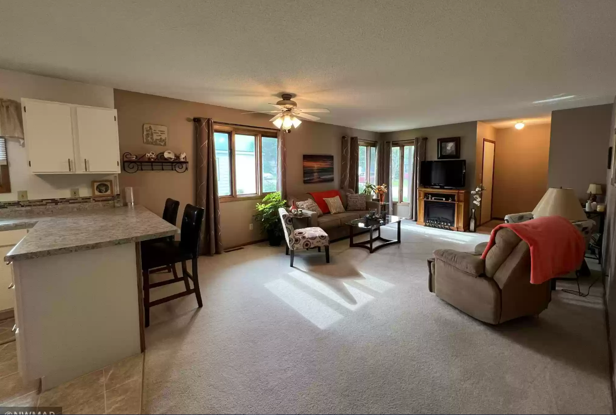 910 2nd St Ne #NA - Photo 3 of 10