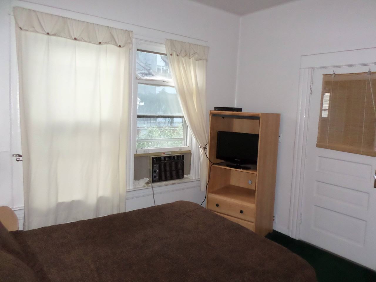 1235 Se Salmon St #NA - Photo 2 of 7