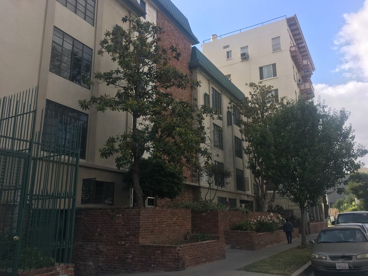 140 S Mariposa Ave #111 - Photo 3 of 19