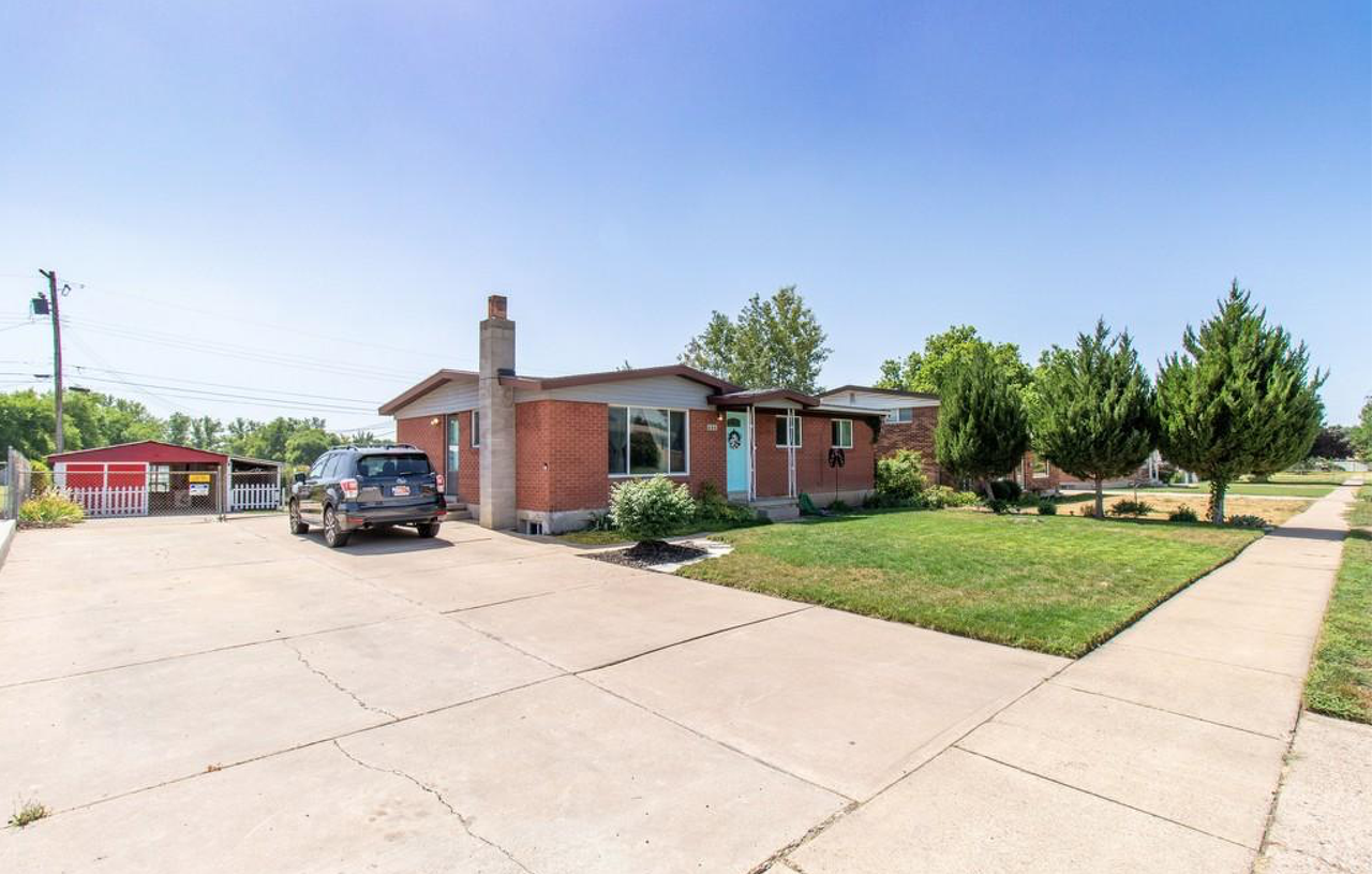 646 Julie Dr #NA - Photo 2 of 27