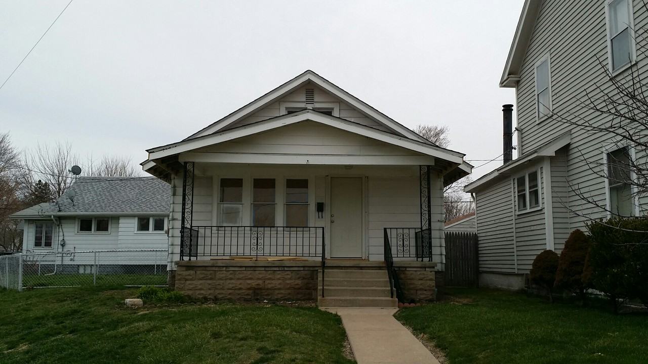 1040 Woodsdale Ave NA, Toledo, OH 43609 2 Bedroom House for 825/month