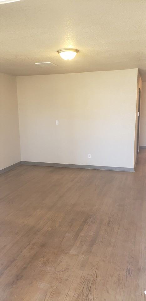 1712 W 20th St #NA - Photo 2 of 19