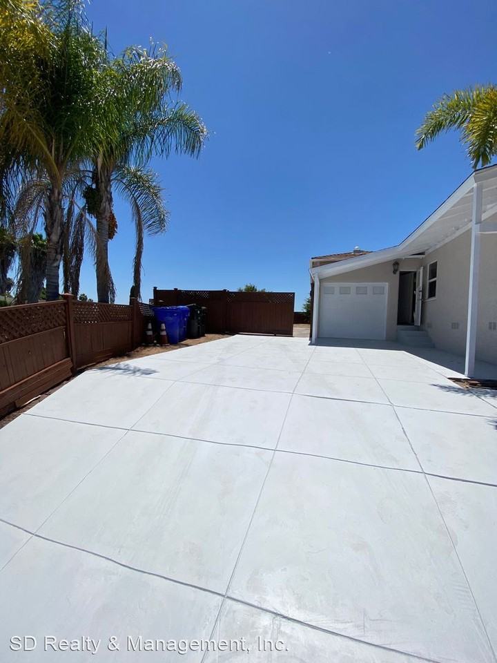 6095 Adelaide Ave - Photo 3 of 16