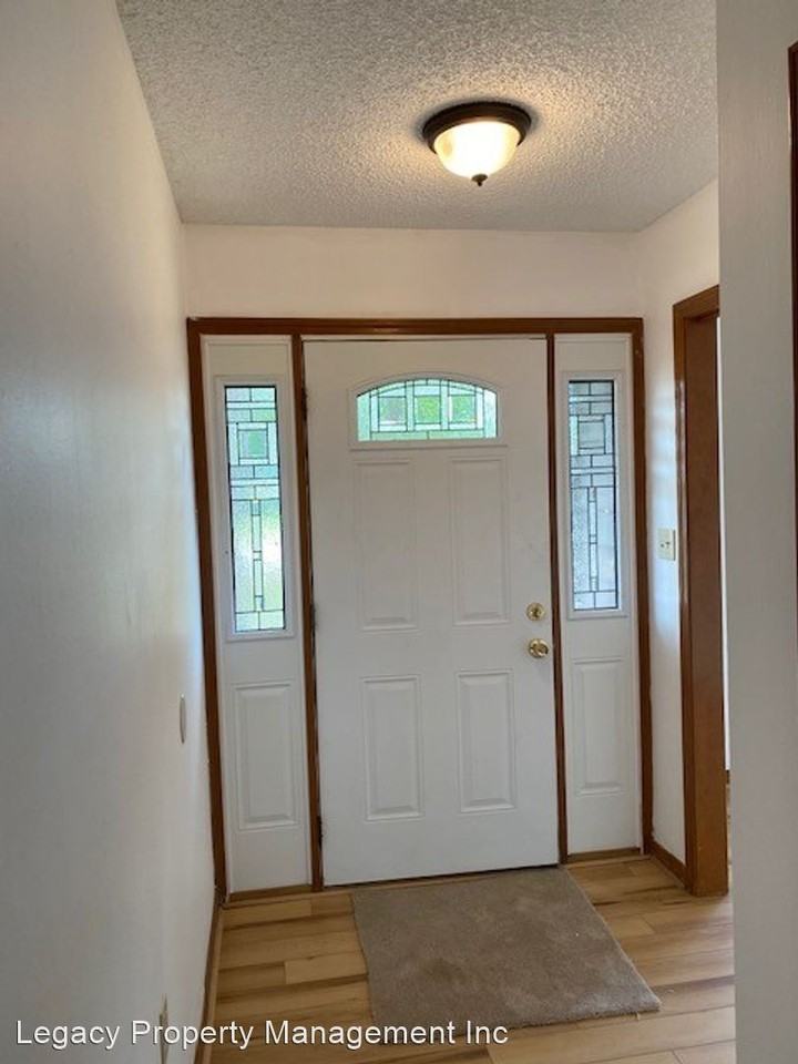 4270 April Rd - Photo 2 of 14