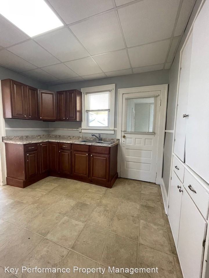 255 W North Street - Photo 3 of 17