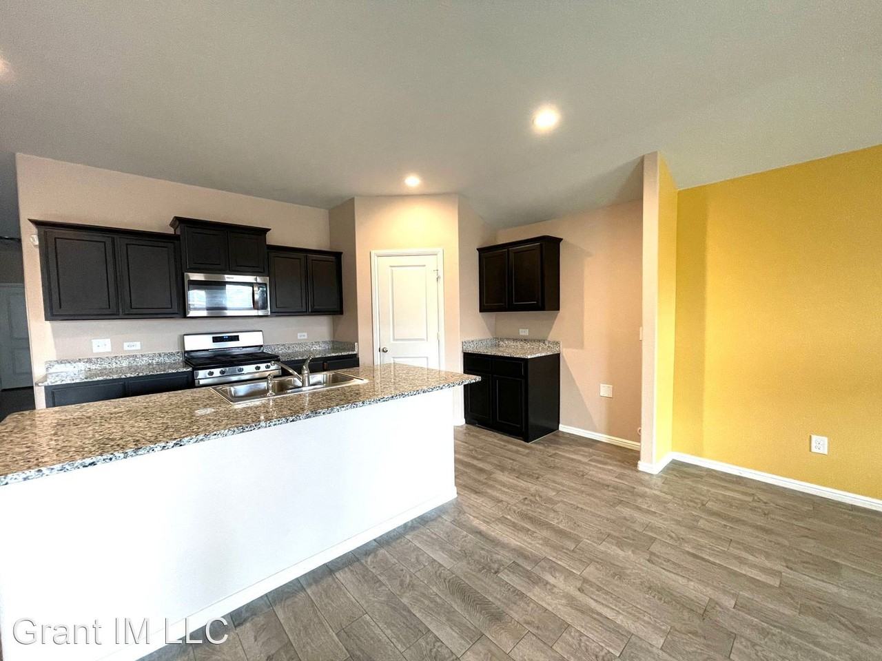 8921 Eagles Landing Dr - Photo 2 of 15