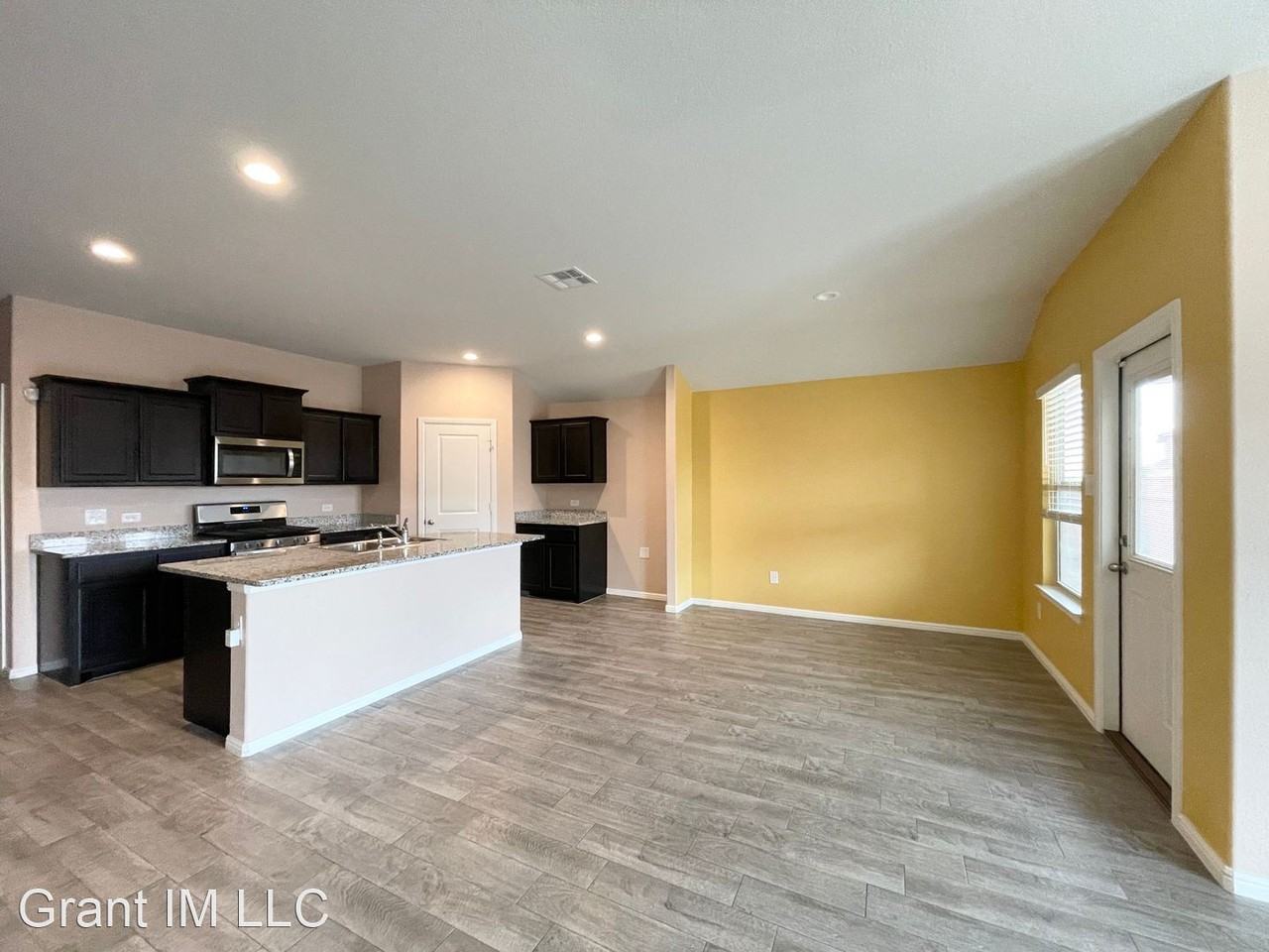 8921 Eagles Landing Dr - Photo 3 of 15