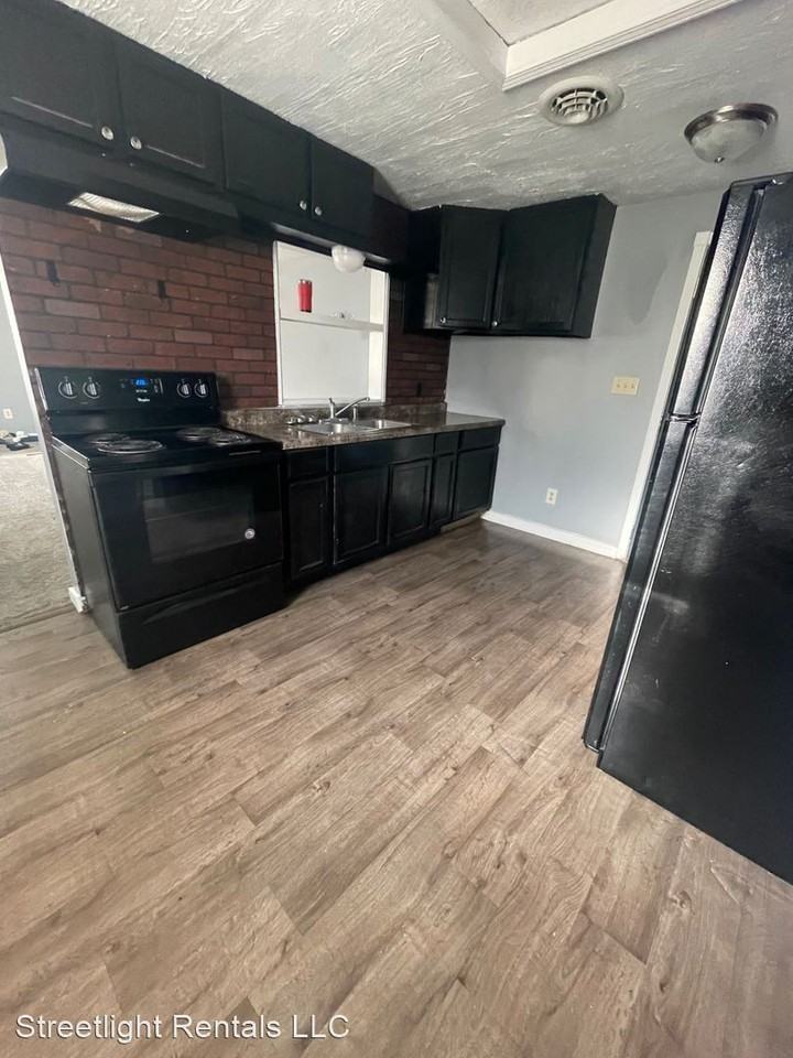 704 S 24th St - Photo 3 of 14