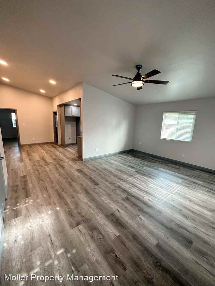 3219 Mangum St - Photo 2 of 12