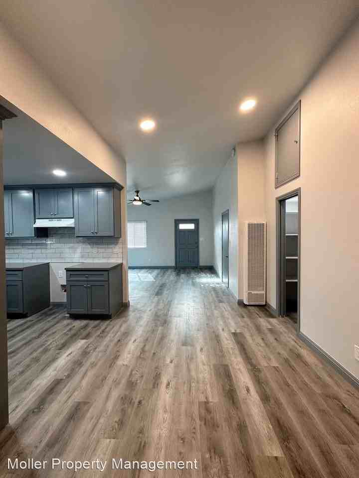 3219 Mangum St - Photo 3 of 12