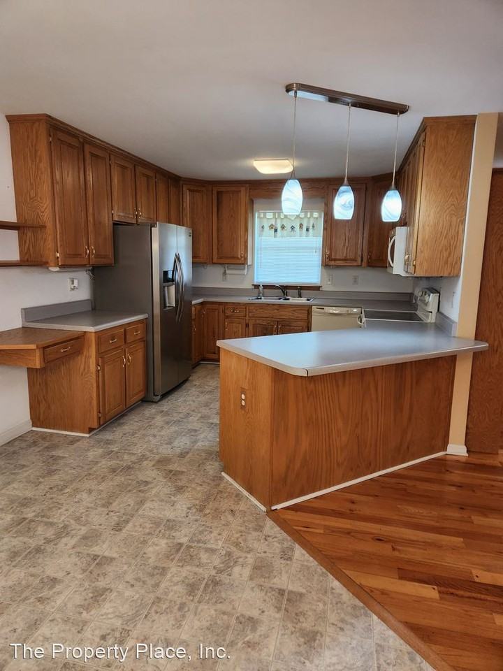 1366 Pomona Rd - Photo 2 of 10