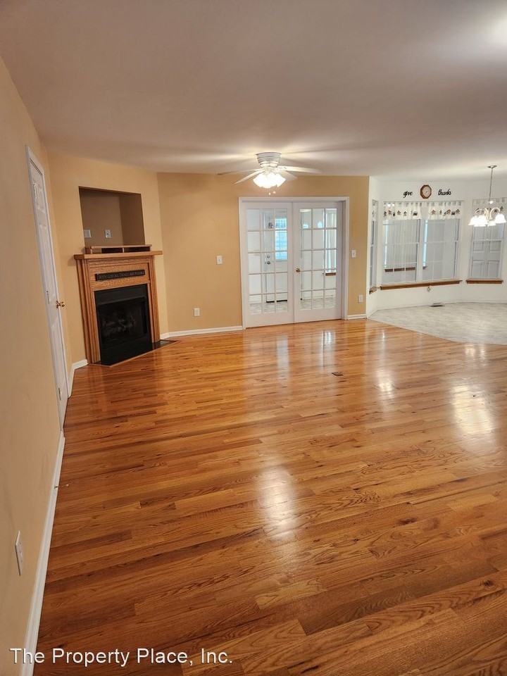 1366 Pomona Rd - Photo 3 of 10