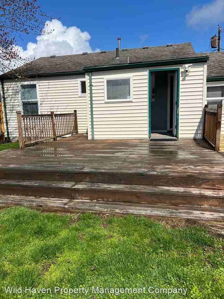 752 Nw Sherman St - Photo 2 of 18