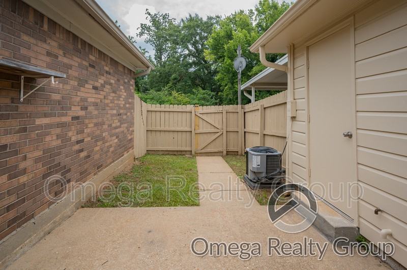548 Hollow Wood Rd - Photo 5 of 11