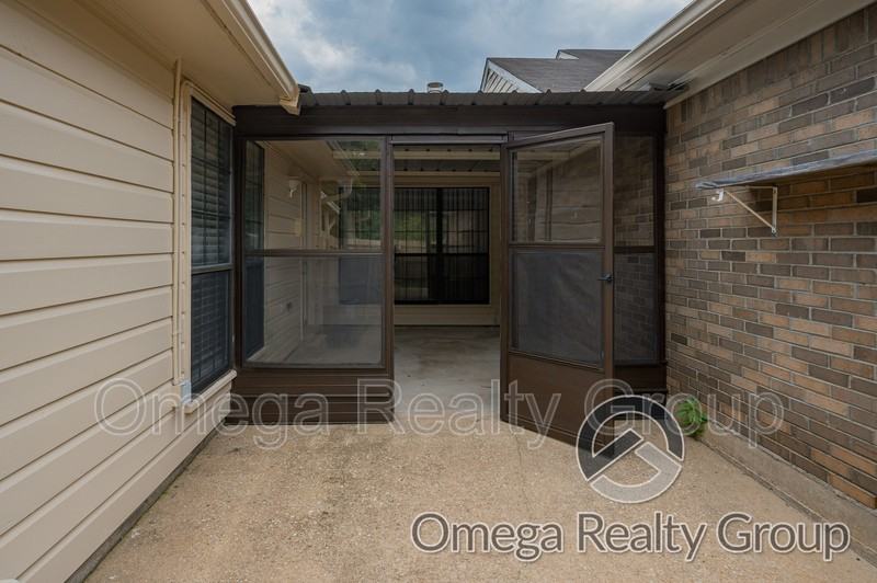548 Hollow Wood Rd - Photo 7 of 11