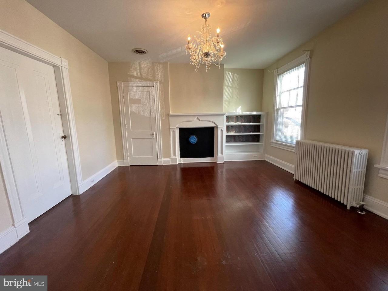 606 Caroline St - Photo 3 of 5