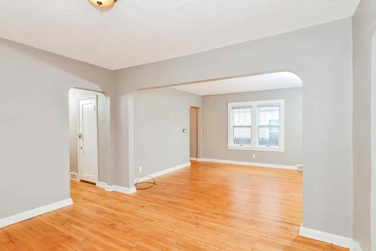 1331 Bush Ave - Photo 3 of 16