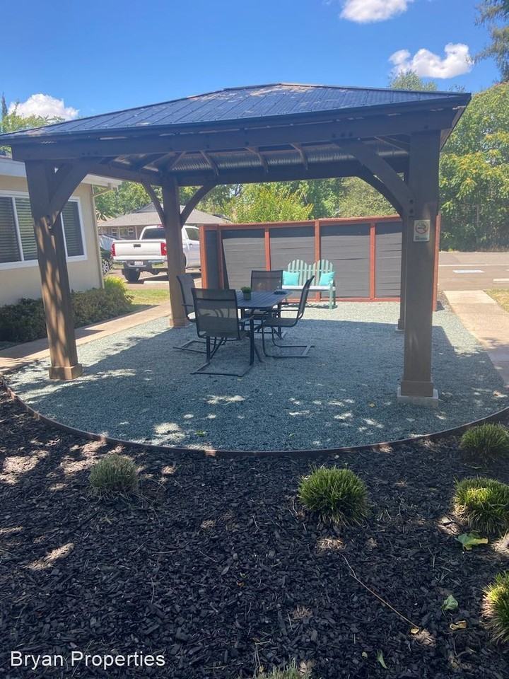 705-707-709 Mormon st - Photo 3 of 12