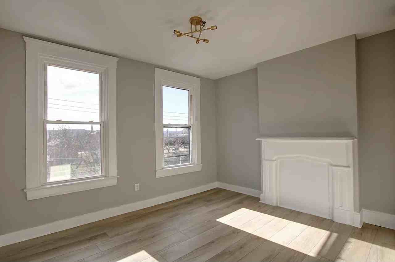 914 Livingston St #NA - Photo 3 of 12