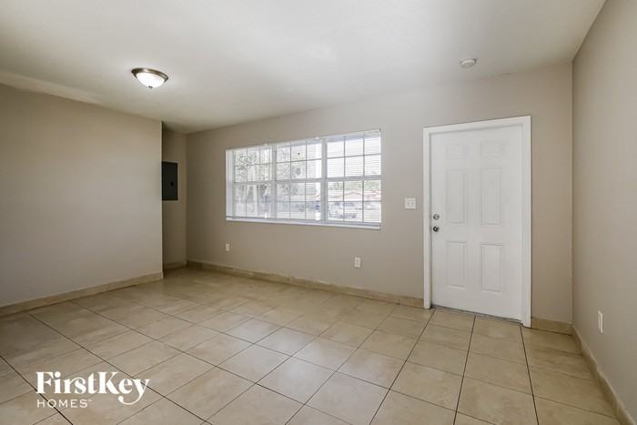 19822 Ne 1st Ave - Photo 3 of 15