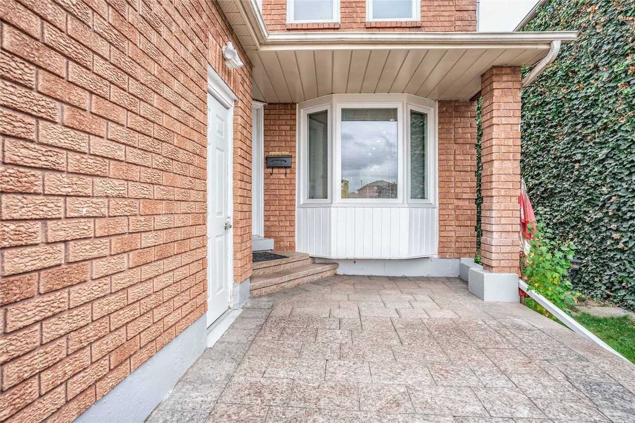 11 Grayson Crescent - Photo 3 of 30