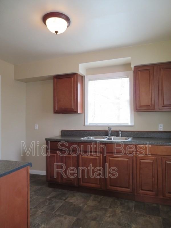 1445 Catherine St - Photo 3 of 7