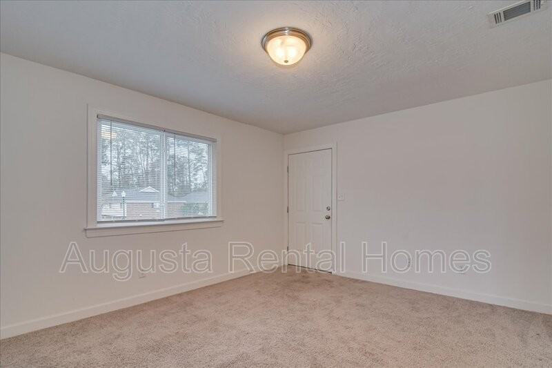 4015 - Photo 3 of 24