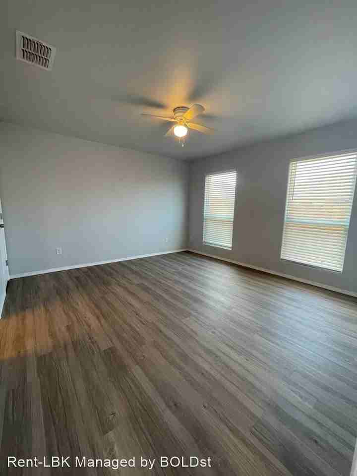 New 3/2/2 Duplex in Northwest Lubbock - Photo 2 of 10