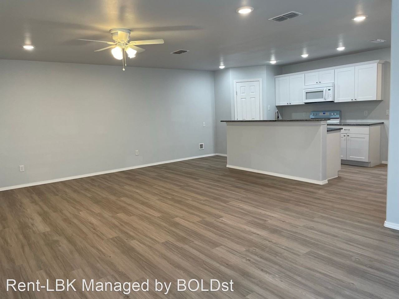 New 3/2/2 Duplex in Northwest Lubbock - Photo 3 of 10