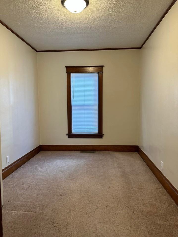 306 E Nuckols St #1 - Photo 4 of 13