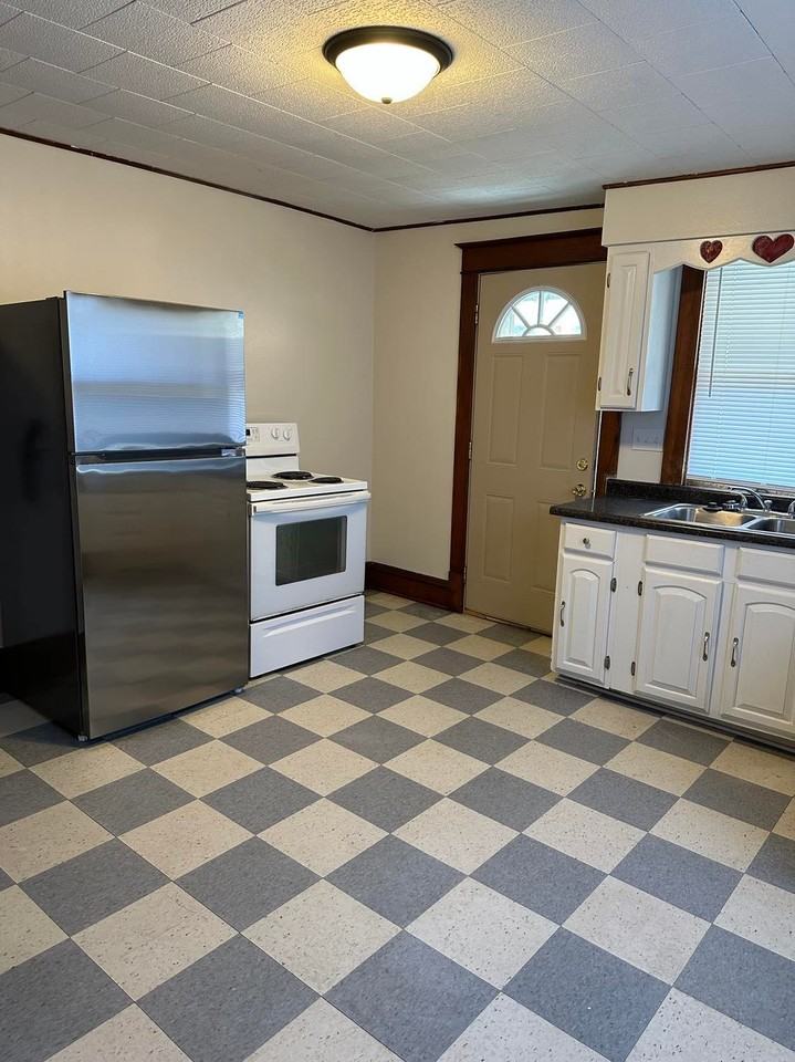 306 E Nuckols St #1 - Photo 3 of 13